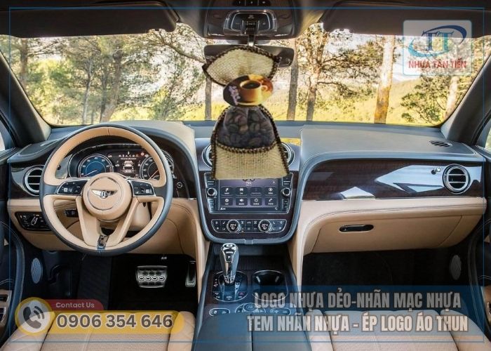 Tại sao nên treo móc khoá thơm trên ô tô