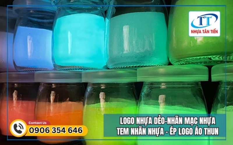 Trộn nhựa với bột phát sáng hoặc lắp đặt LED